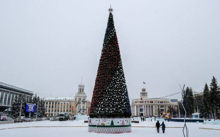 «Στόλισαν» δέντρο αξίας 18 εκατ. ρουβλιών στο φτωχό Κεμέροβο της Ρωσίας
