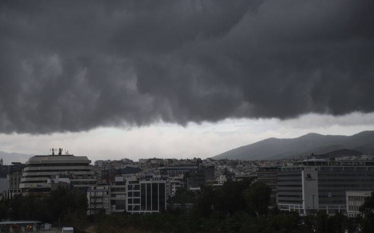 Καιρός: Έπεσαν 8.350 κεραυνοί &#8211; Shelf cloud «σκέπασε» την Αθήνα