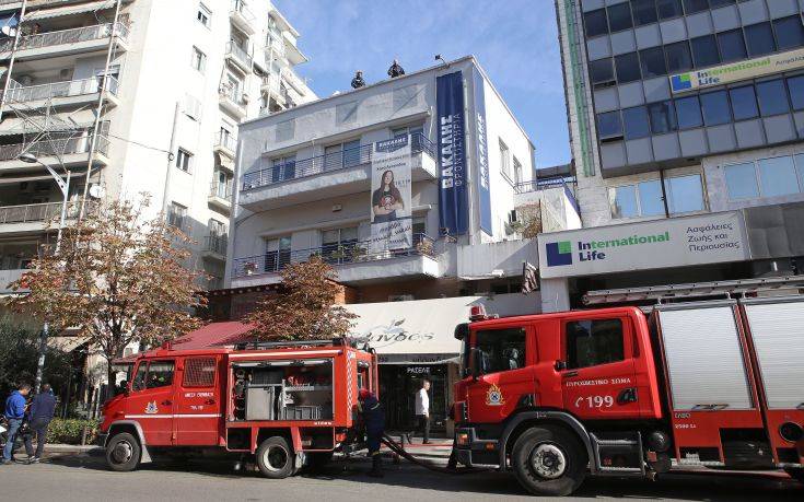 Επιχείρηση κατάσβεσης πυρκαγιάς σε κατάστημα στη Θεσσαλονίκη