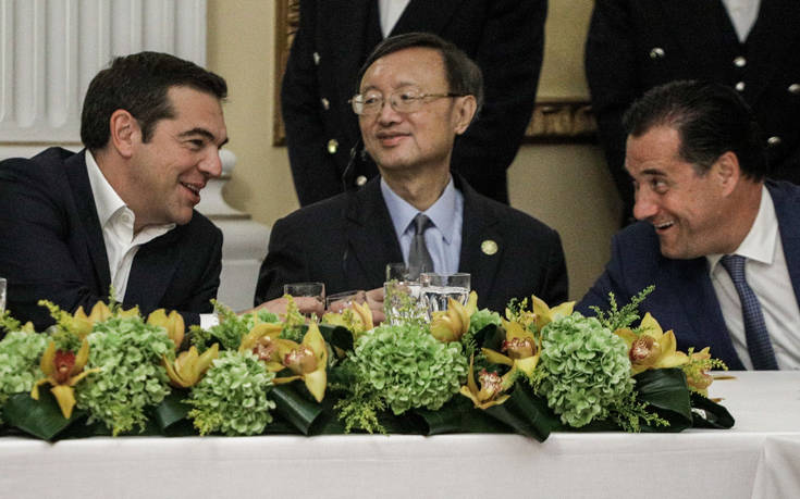Προεδρικό Μέγαρο: Οι εντυπωσιακές παρουσίες, τα γέλια Τσίπρα &#8211; Γεωργιάδη και τα «πηγαδάκια»