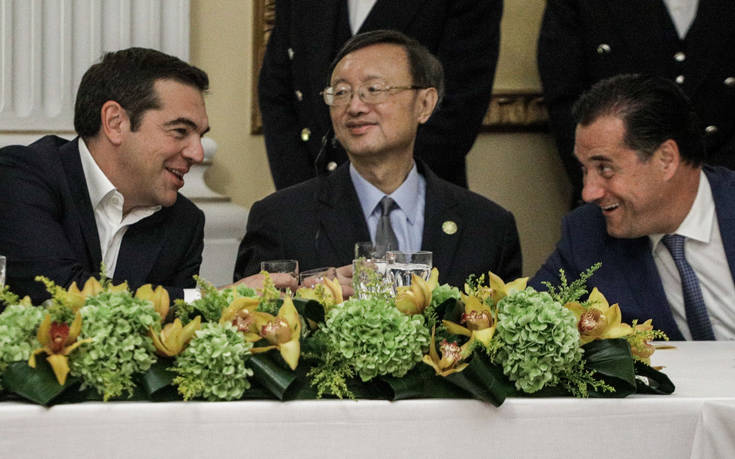 Προεδρικό Μέγαρο: Οι εντυπωσιακές παρουσίες, τα γέλια Τσίπρα – Γεωργιάδη και τα «πηγαδάκια»