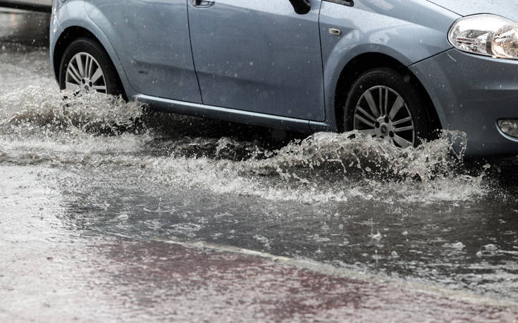 Καθίζηση του οδοστρώματος στο Παλαιό Φάληρο λόγω βροχής &#8211; Διακοπή κυκλοφορίας των οχημάτων