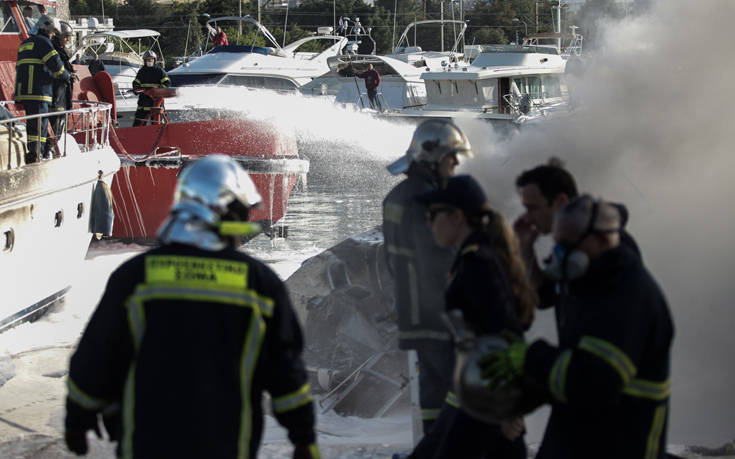 Υπό έλεγχο η πυρκαγιά σε σκάφη στη Γλυφάδα