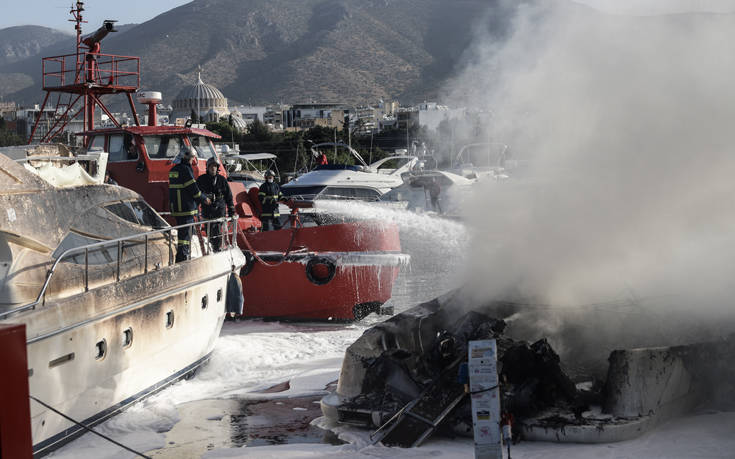 Φωτογραφίες από τη φωτιά στα σκάφη στη Μαρίνα Γλυφάδας