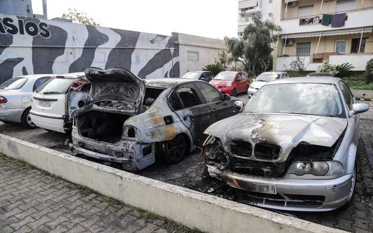 Εμπρηστική επίθεση σε πυλωτή πολυκατοικίας στον Ταύρο: Κάηκαν τρία ΙΧ