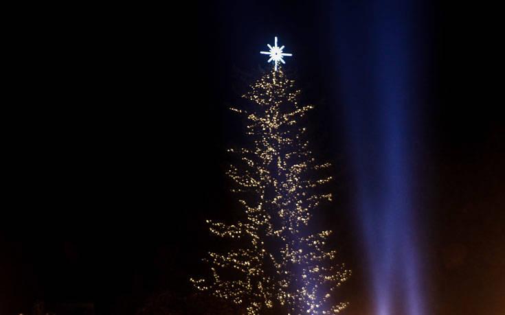 Χριστούγεννα 2019: Εντυπωσιακές εικόνες από τη φωταγώγηση του υψηλότερου φυσικού δέντρου στην Ελλάδα