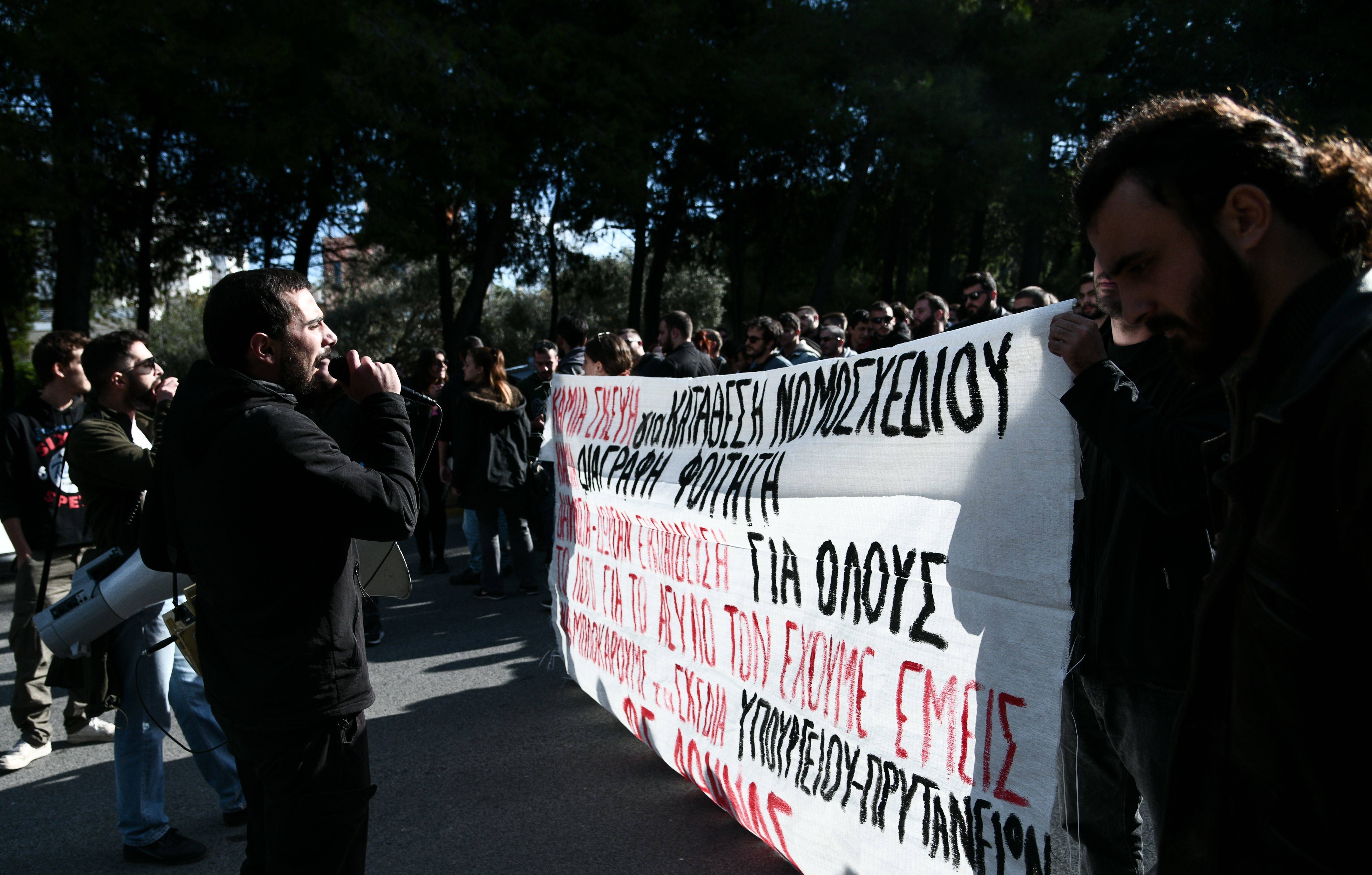 Άνοιξε η Ποσειδώνος μετά τις συμπλοκές μεταξύ φοιτητών και ΜΑΤ