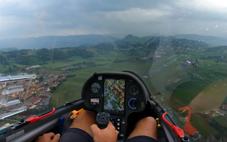 Εντυπωσιακή πτήση με ανεμοπλάνο στη βροχή