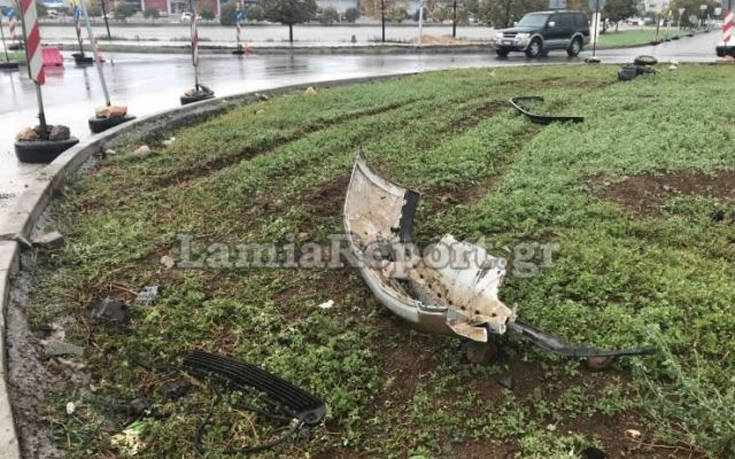 Λαμία: Οδηγός αγνόησε τον κυκλικό κόμβο και συνέχισε ευθεία περνώντας από πάνω του