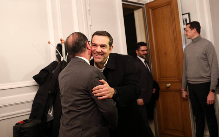 Αλέξης Τσίπρας – Φρανσουά Ολάντ: «Θερμή» συνάντηση με αγκαλιές