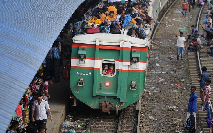 Πολύνεκρη τραγωδία μετά από σύγκρουση επιβατικών τρένων στο Μπανγκλαντές