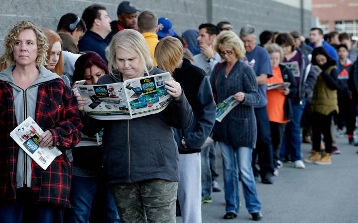 Black Friday 2019: Ζευγάρι πληρώνεται για να&#8230; περιμένει στην ουρά