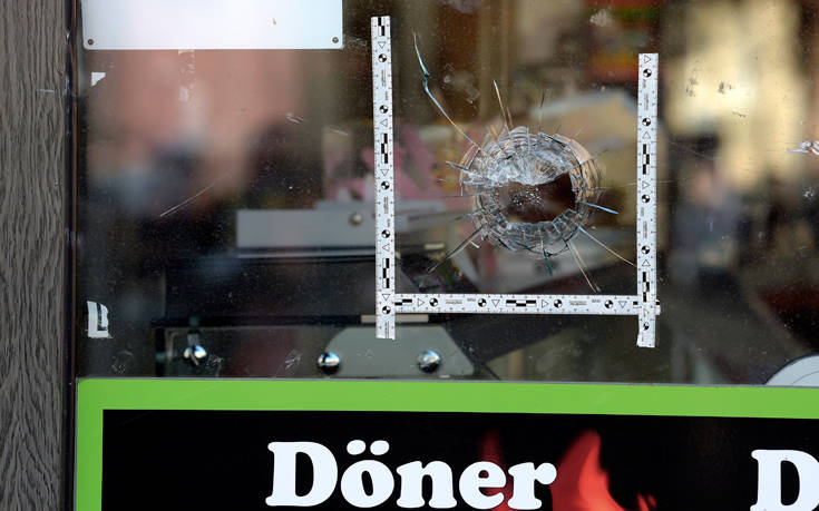 Θύμα ρατσιστικής δολοφονικής επίθεσης δώρισε το εστιατόριό του στους υπαλλήλους του