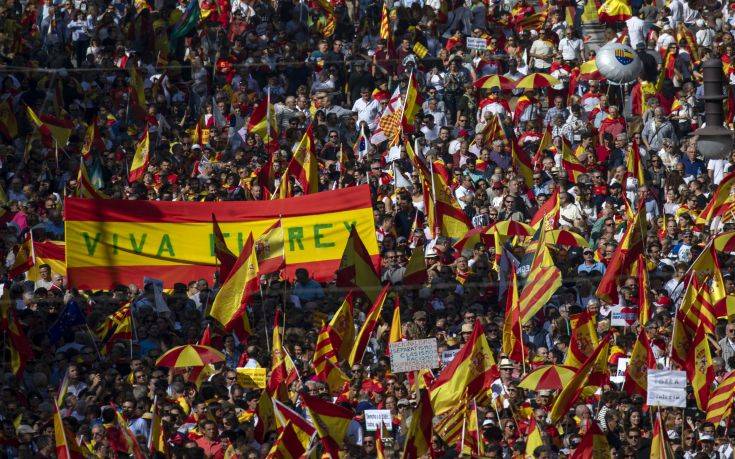 Στους δρόμους οι Ισπανοί για τις απολύσεις λόγω αναρρωτικής άδειας