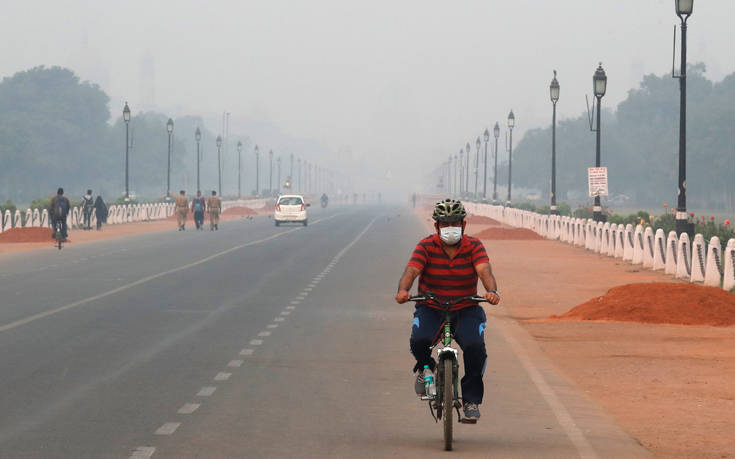 Πνίγεται στο τοξικό νέφος το Νέο Δελχί, περιορισμοί από σήμερα στην κυκλοφορία των οχημάτων