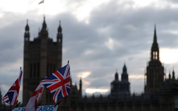 Οι Βρετανοί σπεύδουν να υποβάλουν χαρτιά για να ψηφίσουν στις 12 Δεκεμβρίου