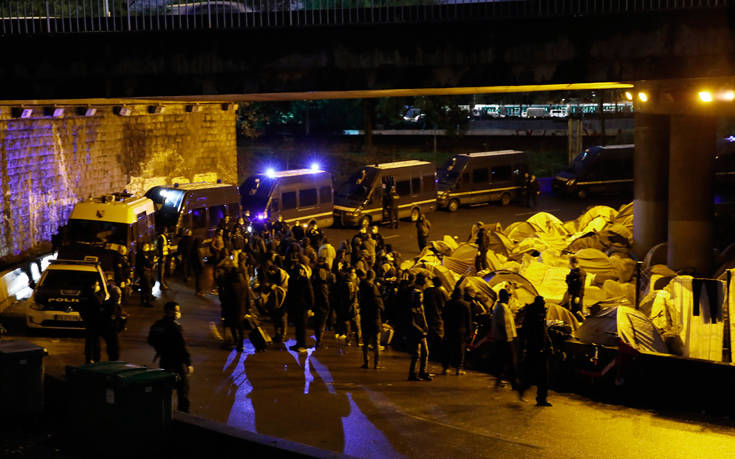 Η Αστυνομία εκκενώνει αυτοσχέδιο καταυλισμό μεταναστών στο Παρίσι
