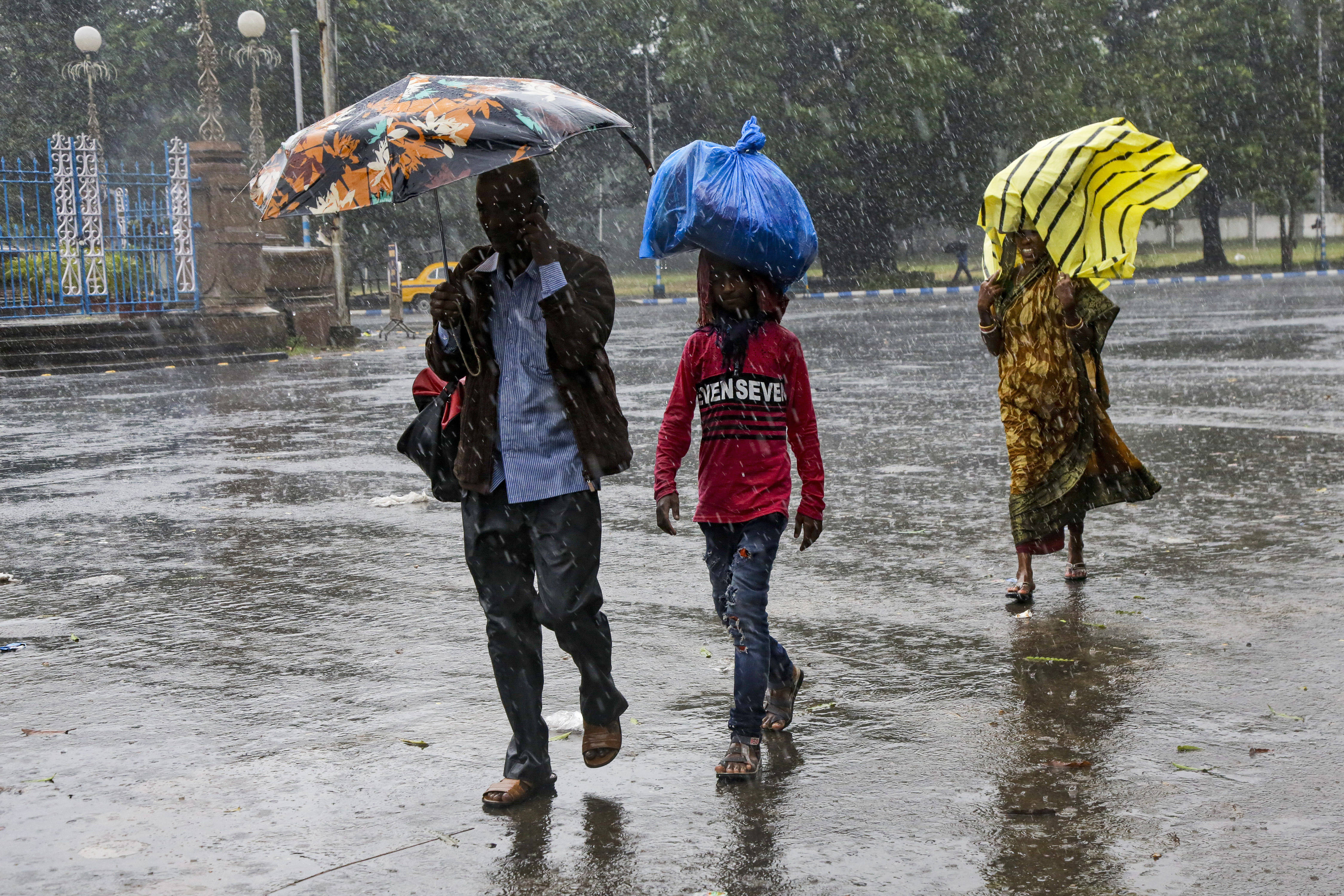Δέκα νεκροί σε Ινδία και Μπανγκλαντές λόγω του κυκλώνα Μπουλμπούλ