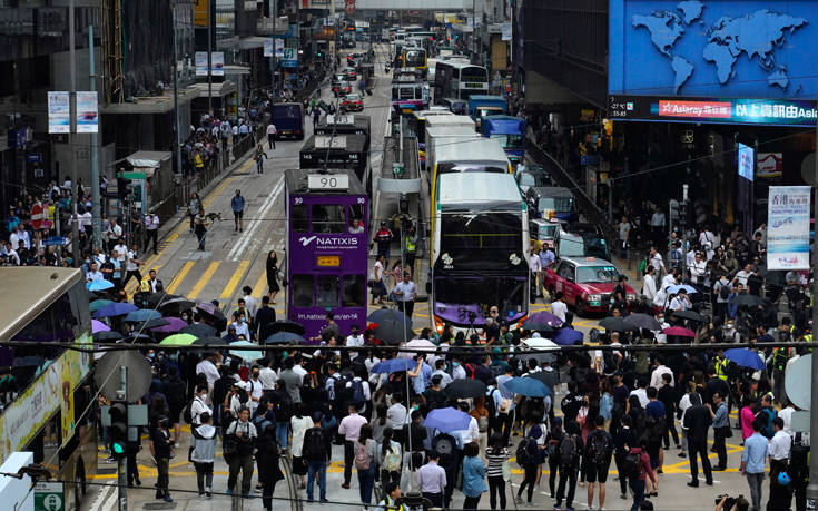 Τεταμένο κλίμα στο Χονγκ Κονγκ, οι διαδηλωτές κλείνουν δρόμους