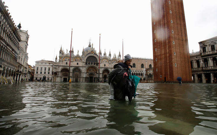 Η Ιταλία πλήττεται από κύμα κακοκαιρίας, η Βενετία κάτω από το νερό