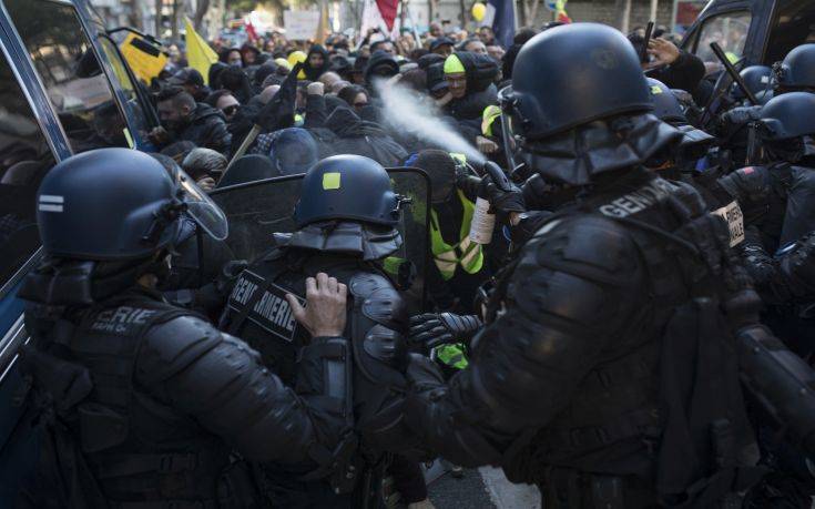 Κατακραυγή στη Γαλλία: Υπουργός καλεί τους δημοσιογράφους να ενημερώνουν τις αρχές πριν την κάλυψη διαδηλώσεων