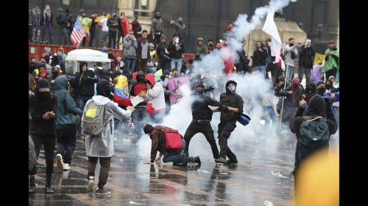 Κολομβία: Μαζικές κινητοποιήσεις κατά του προέδρου Ντούκε και απαγόρευση της κυκλοφορίας