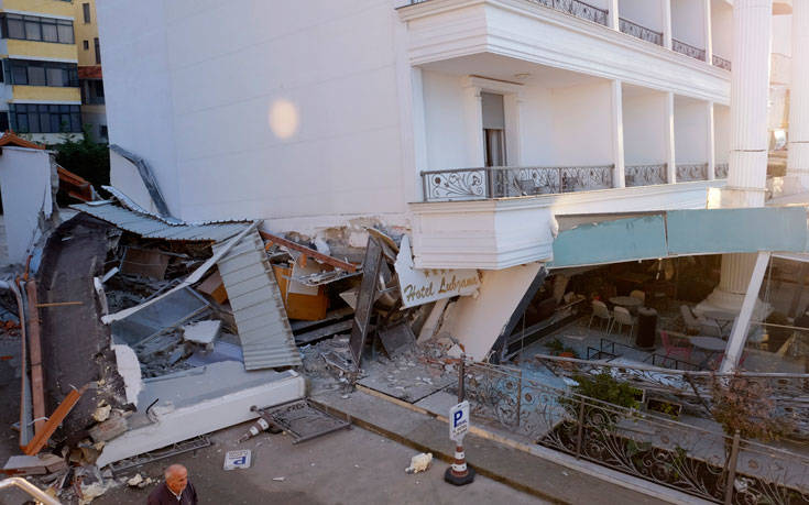 Φονικός σεισμός στην Αλβανία: Νεκροί και παγιδευμένοι στα ερείπια κτιρίων που έχουν καταρρεύσει