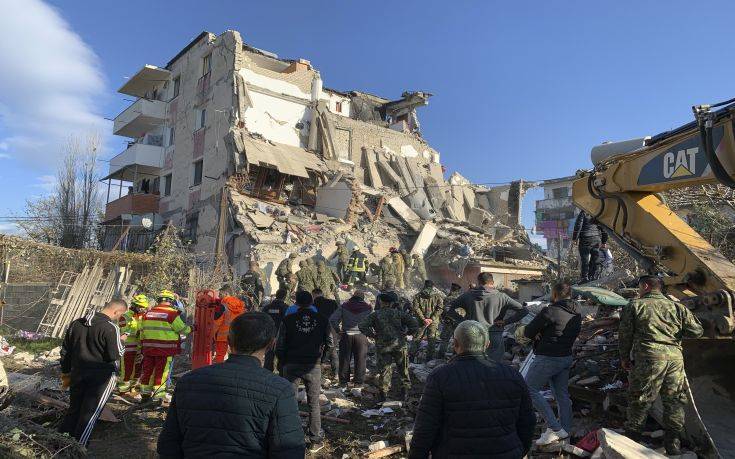 Φονικός σεισμός στην Αλβανία: Ανασύρθηκε ζωντανός άνδρας από τα ερείπια