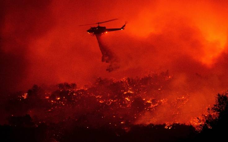 Εκκενώνονται περιοχές λόγω της πυρκαγιάς στη Σάντα Μπάρμπαρα