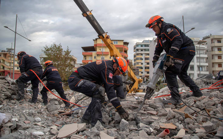 Φονικός σεισμός στην Αλβανία: Νεκροί και αγκαλιασμένοι στο κρεβάτι μητέρα με τα τρία παιδιά της