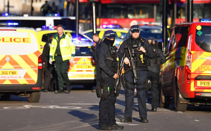 Αιματηρή επίθεση στο Λονδίνο: Γνωστός στις Αρχές ο δράστης που σκότωσε δυο ανθρώπους