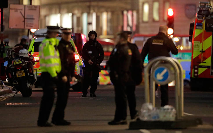 Επίθεση με μαχαίρι στο Λονδίνο: Νεκρός ο δράστης, ήταν ζωσμένος με ψεύτικα εκρηκτικά