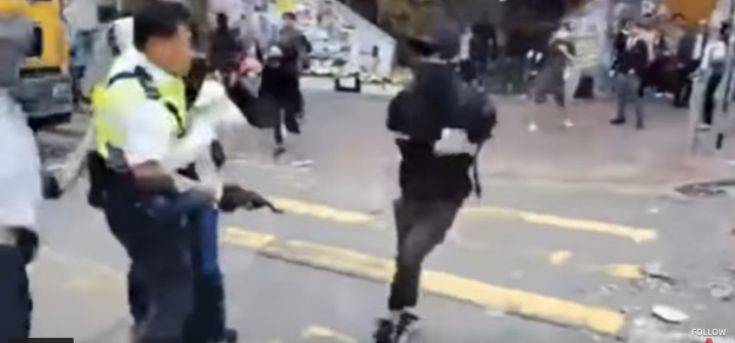 Χονγκ Κονγκ: Η στιγμή που αστυνομικός πυροβολεί εξ επαφής διαδηλωτή