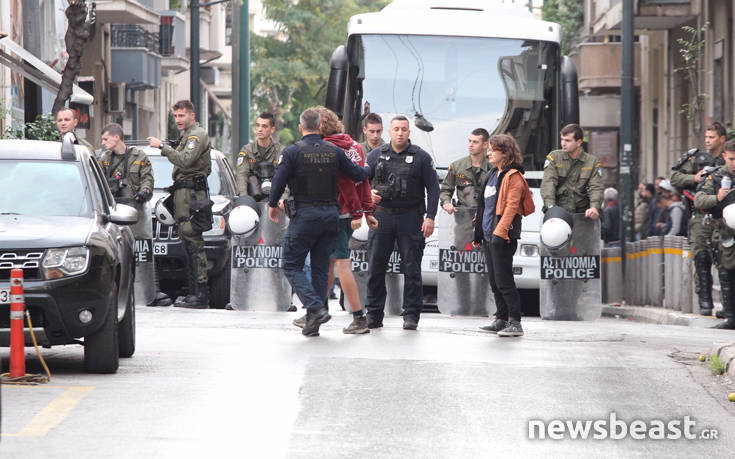 Μία προσαγωγή στα Εξάρχεια, σε εξέλιξη η επιχείρηση εκκένωσης κατάληψης