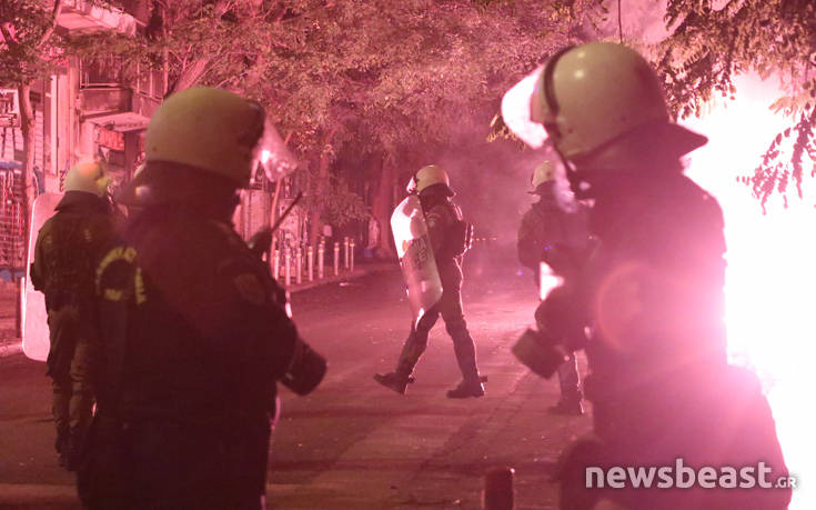 Πολυτεχνείο: Λέιζερ και καπνογόνα στα Εξάρχεια