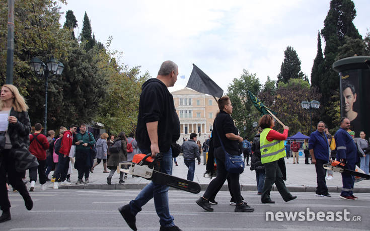 Στους δρόμους οι εργαζόμενοι στα δασαρχεία