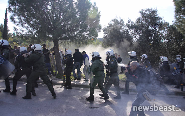 Χημικά και συμπλοκές ανάμεσα σε φοιτητές και αστυνομία στο Καβούρι