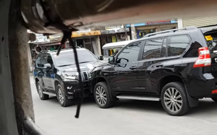 Αυτοκίνητα παίζουν&#8230; κουτουλιές για το ποιο θα περάσει