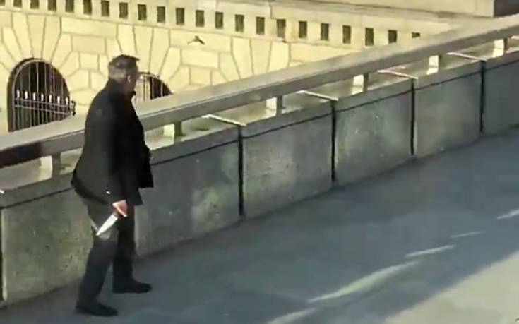 Επίθεση στο Λονδίνο: Εικόνες δείχνουν άντρα να αρπάζει από τον δράστη ένα τεράστιο μαχαίρι