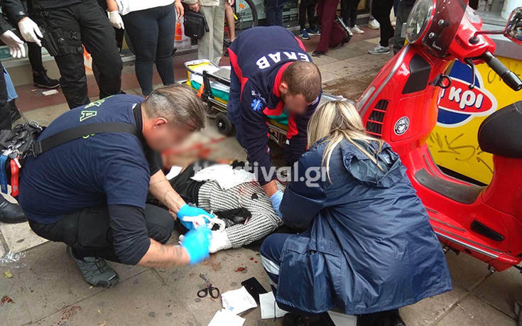 Θεσσαλονίκη: Τον μαχαίρωσαν στη μέση του δρόμου και συνέχισε να περπατάει μέσα στα αίματα