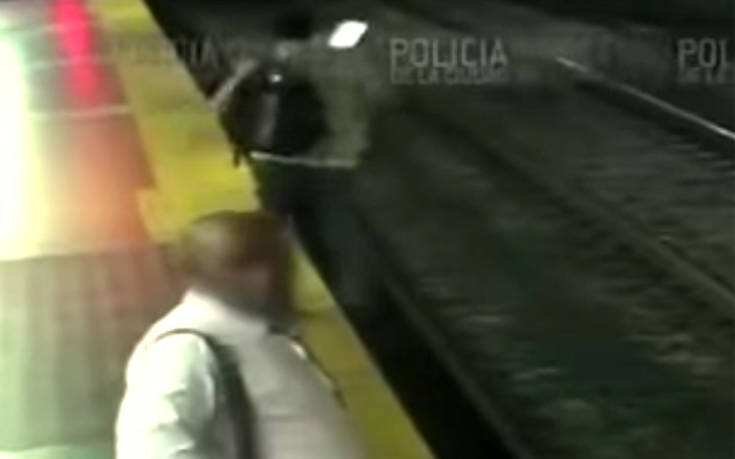Κοίταζε το κινητό του και έπεσε στις ράγες του μετρό
