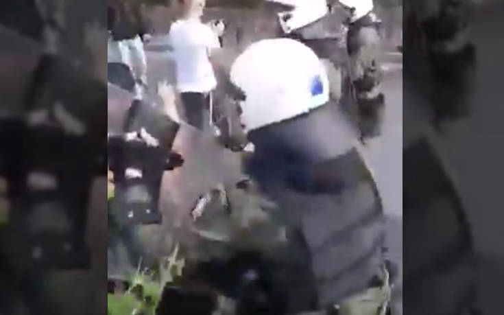 ΑΣΟΕΕ: Βίντεο δείχνει άνδρα τον ΜΑΤ να σπρώχνει και να κλωτσάει νεαρή διαδηλώτρια