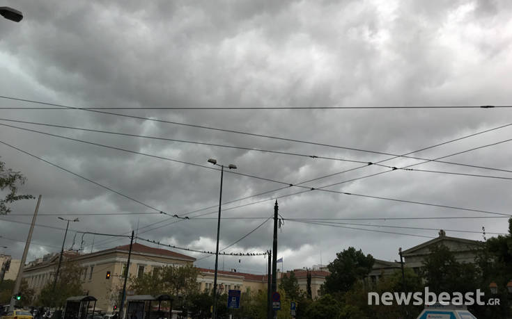 Σκοτείνιασε ο ουρανός πάνω από την Αθήνα