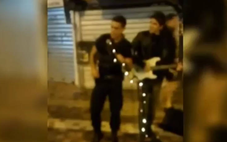 Ο αστυνομικός που τραγούδησε στο Μοναστηράκι είχε πάρει μέρος σε talent show