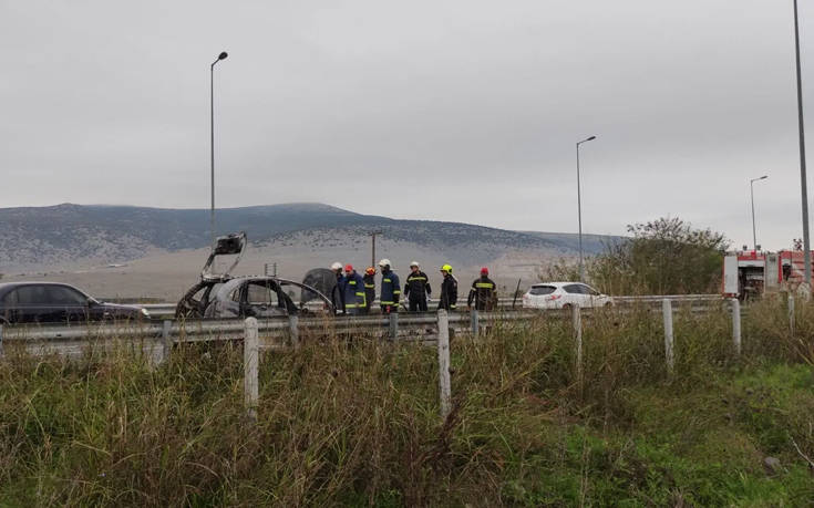 Στις φλόγες αυτοκίνητο στην εθνική οδό Τρικάλων – Λάρισας