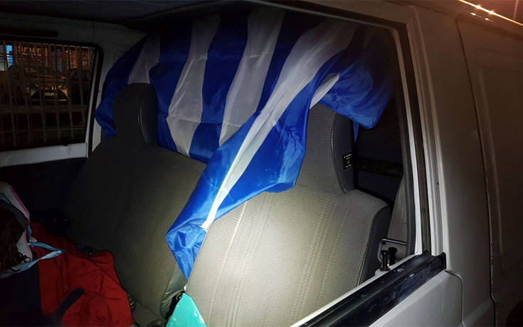 Χίος: Είχε κρύψει πρόσφυγες σε βαν κάτω από ελληνική σημαία