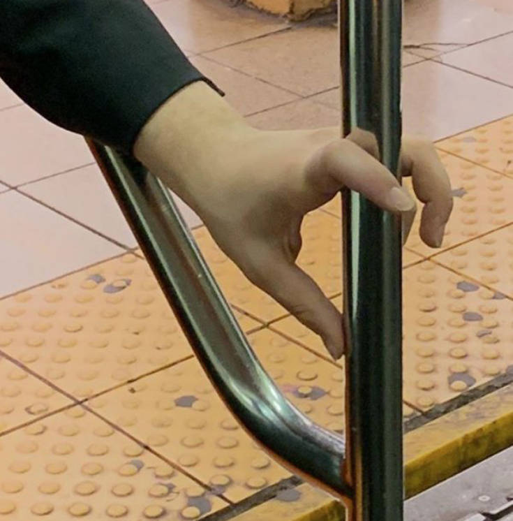 Παρατηρώντας… τα χέρια στο μετρό