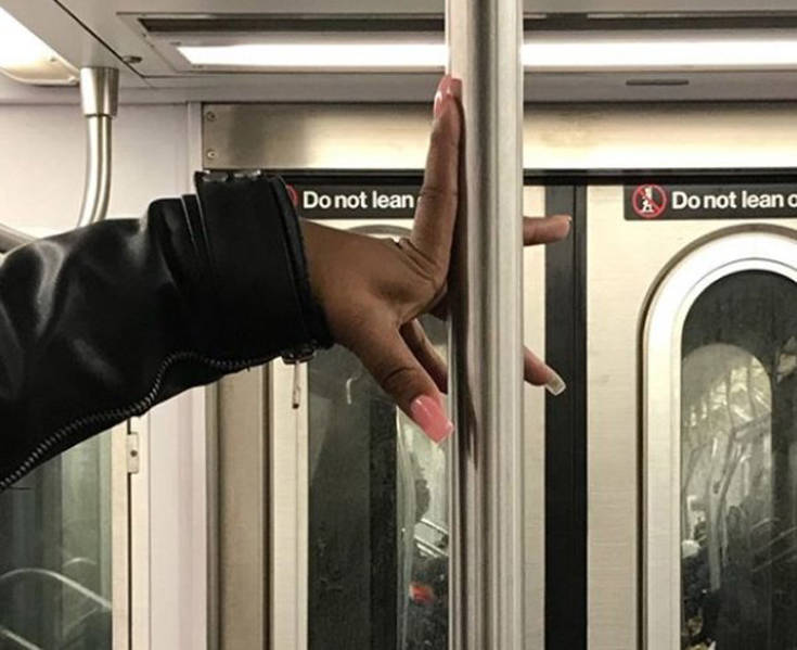 Παρατηρώντας… τα χέρια στο μετρό