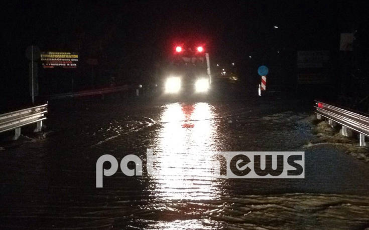 Πύργος: Εγκλωβισμένα οχήματα από τις πλημμύρες στον Πύργο