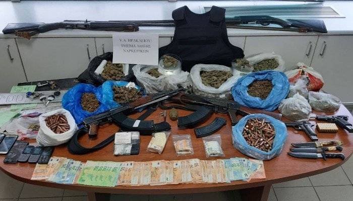 Ηράκλειο: Έκρυβαν ολόκληρο οπλοστάσιο και ναρκωτικά σε μαντρί